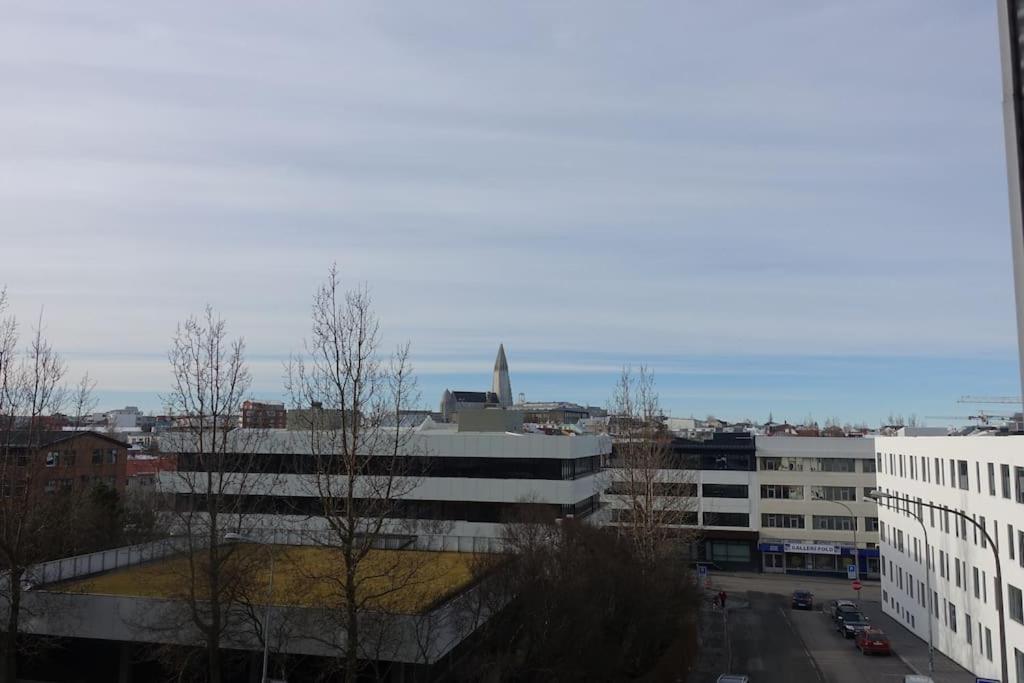 Beautiful flat in downtown Reykjavík with a veiw Apartamento Exterior foto